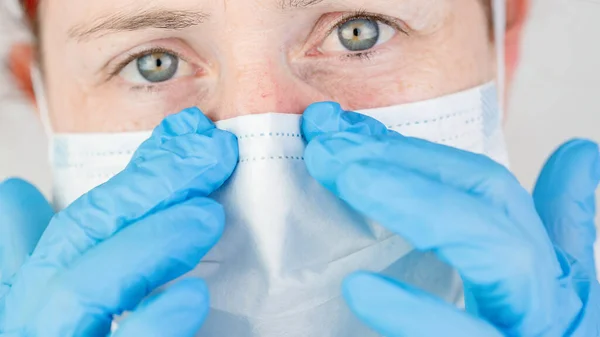 Retrato Cerca Una Enfermera Ajustando Máscara Quirúrgica Protectora — Foto de Stock