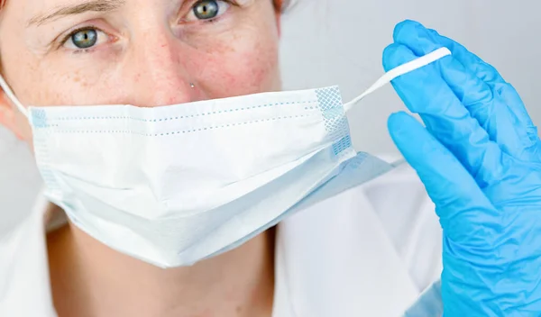Gros Plan Portrait Une Infirmière Ajustant Son Masque Chirurgical Protecteur — Photo