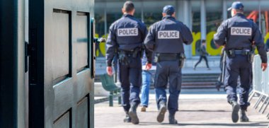 Arka planda polis devriyesi olan açık kapı konsepti bulanıklaştı