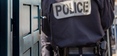 Arka planda polis devriyesi olan açık kapı konsepti bulanıklaştı
