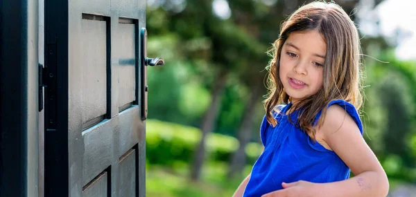 Concept Porte Ouverte Avec Joli Jeune Enfant Jouant Dans Une — Photo