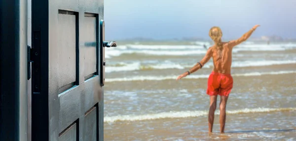 ビーチで水によってリラックスした演習を行う先輩とのオープンドアの概念 — ストック写真