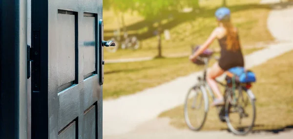 Concepto Puerta Abierta Con Una Mujer Bicicleta Naturaleza Sobre Fondo — Foto de Stock