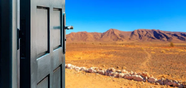Открытая Концепция Дверей Засушливым Пейзажем Пустыни Заднем Плане — стоковое фото