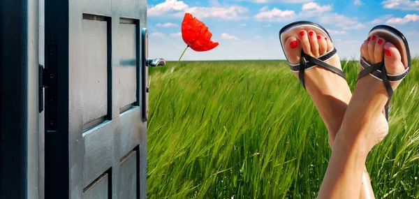 Концепція Відкритих Дверей Схрещеними Ногами Зеленою Країною Маком Задньому Плані — стокове фото