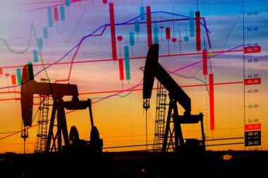 Petrol fiyatlarındaki tarihi düşüşü ve arka planda bir petrol kuyusunun silüetini gösteren açık bir illüstrasyon
