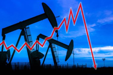 Ham petrolün fiyatının tarihsel düşüşünü resmeden açık bir illüstrasyon. Arkaplanda aşağı ok ve silüet şeklinde bir petrol kuyusu.