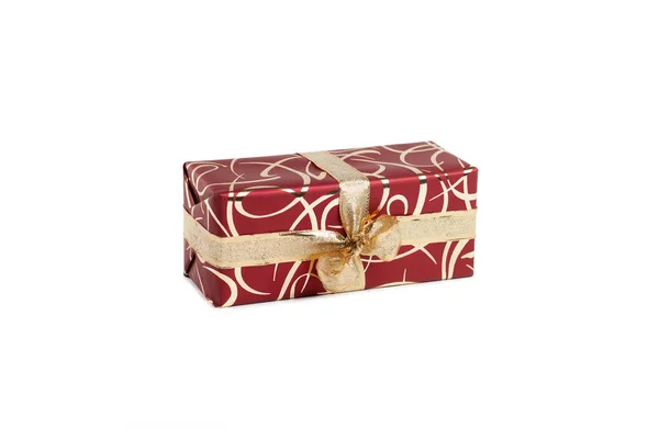 Verpacktes rechteckiges Geschenk in weinroter Verpackung mit Goldschleife und Goldmuster auf weißem Hintergrund — Stockfoto