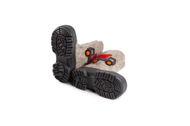 Çocuklar kışın beyaz arka planda izole edilmiş çizme bej çizme giyer.