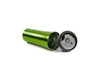 Beyaz arka planda yeşil bordo termo bardak izole edilmiş.