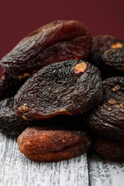 Kurumuş kayısılar beyaz üzerinde ahşap bir arka plan