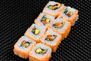 Japon dürümleri koyu dokulu arka planda