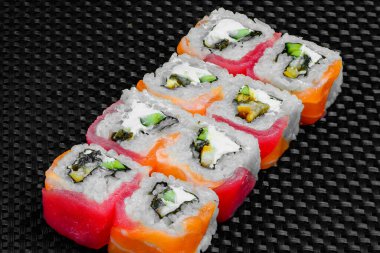 Japon dürümleri koyu dokulu arka planda