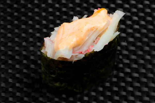 Sushi japonés sobre un fondo de textura oscura —  Fotos de Stock