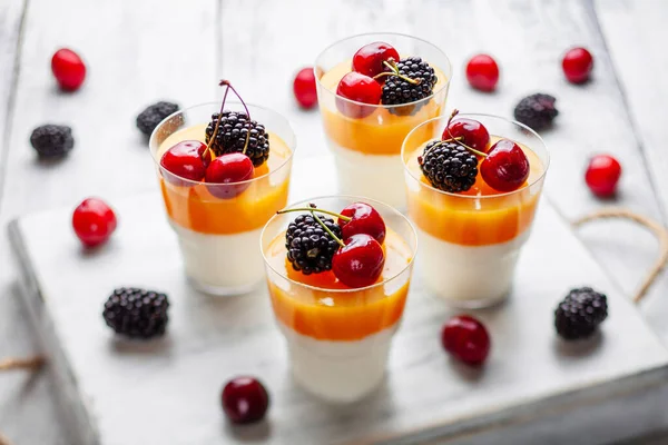 Tahta tepside böğürtlen ve kirazlı 4 bardak mango pannacota.