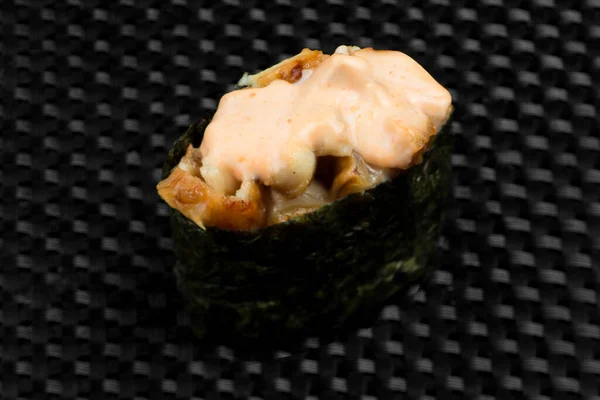 深色纹理背景的日本寿司 — 图库照片