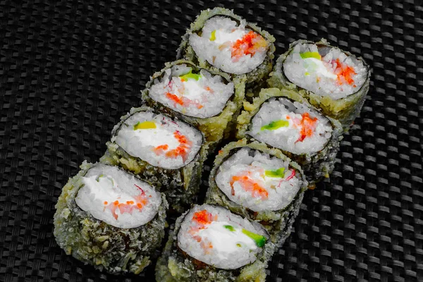 Japon dürümleri koyu dokulu arka planda