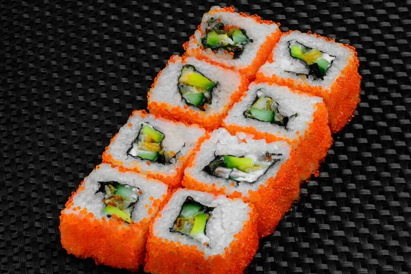 Japon dürümleri koyu dokulu arka planda