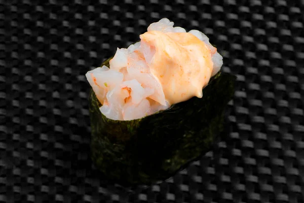 Sushi japonés sobre un fondo de textura oscura — Foto de Stock