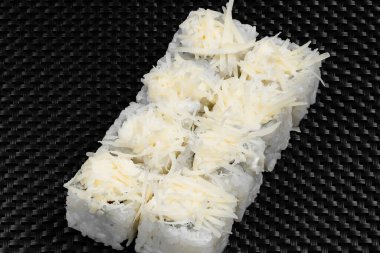 Japon dürümleri koyu dokulu arka planda