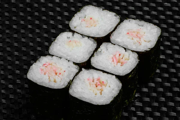 Japanische Rollen auf dunklem, strukturiertem Hintergrund — Stockfoto