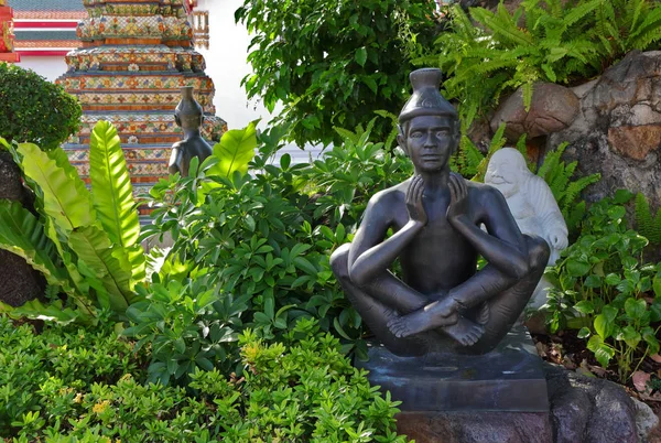 Tayland yogası yapan münzevi heykel