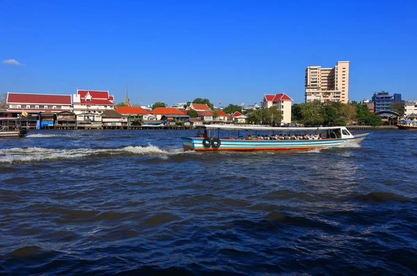 Navigando lungo il fiume Chao Phraya — Foto Stock