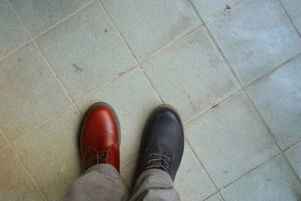 Closeup Atas Sepatu Tidak Cocok Seorang Pria Mengenakan Dua Sepatu Stok Gambar Bebas Royalti