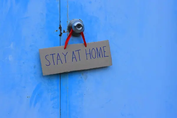 Nahaufnahme Stay Home Pappschild Das Der Türklinke Hängt Aufgrund Des — Stockfoto