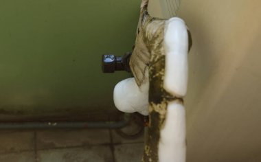 Yoğunlaştırma ünitesinin havalandırma kanalında buz oluşumu üzerine seçici odaklanma, bu soruna düşük soğutucu veya düşük hava akımı neden olabilir  