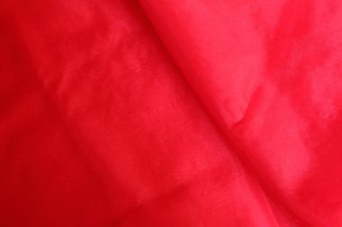 Arkaplan için uygun kırışıklıkları ve kırışıklıkları olan canlı kırmızı Charmeuse kumaşı, kutlama konsepti 