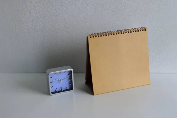 Calendario Escritorio Encuadernación Espiral Dorada Blanco Junto Reloj Colocado Una — Foto de Stock