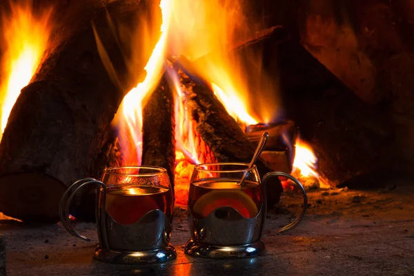 İki bardak çay şömine yakın