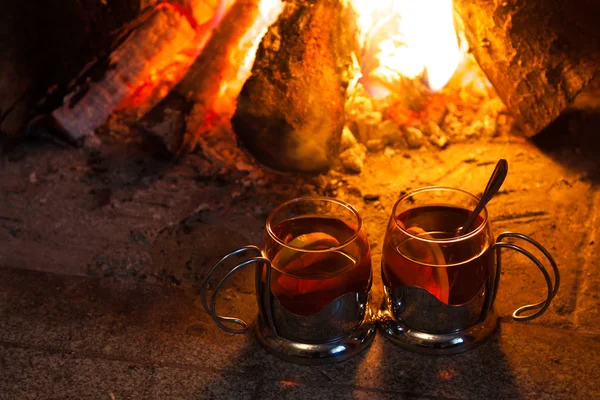 Deux tasses de thé près de la cheminée — Photo