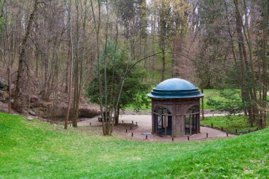 Tepenin altında Nehri yakınında boş sülün