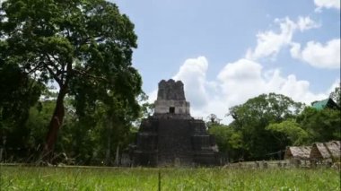 Tikal kentsel Maya uygarlığı Guatemala 'da zaman atlaması yaşıyor. Tikal arkeolojik sahasının hızlandırılmış süreci. Guatemala 'da bir yağmur ormanında bulunan Yax Mutal adı verilen antik bir şehrin harabesi.. 