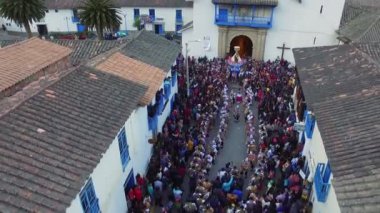 Paucartambo Peru 'da Virgen del Carmen geçit töreni. Virgen del Carmen de Paucartambo ziyafeti Paucartambo, Cusco 'da düzenlenen dini ve folklorik bir kutlamadır..
