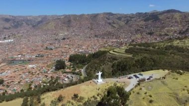 Saqsaywaman antik şehir kalıntıları Peru hava aracı görüşünde. Saqsaywaman, İnka İmparatorluğu 'nun tarihi başkenti Cusco, Peru' nun kuzeyindeki bir kaledir. Bu kompleks 13. yüzyılda İnka tarafından genişletildi ve eklendi..