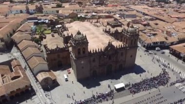 Cusco Katedrali 'nin insansız hava aracı çatı manzarası. Cusco Katedrali olarak da bilinen Bakire Assumption of the Virgin Katedrali, Cusco Katolik Başpiskoposluğu 'nun ana kilisesidir. Katedral Armas Meydanı 'nda yer almaktadır..