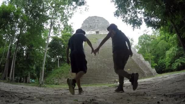 Tikal Urban Maya Civilisationsruiner Guatemala Ett Par Kära Som Njuter — Stockvideo