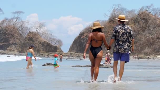 Couple Marchant Sur Une Plage Sable Blanc Dans Les Caribbean — Video