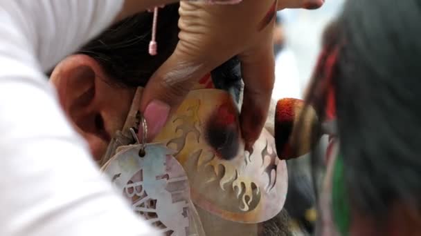 死んだ壮大な化粧パーティーマスクのハロウィーンの日 死者の日はメキシコ中で祝われるメキシコの休日です 複数日の休日には 家族や友人が集まり 死亡した家族を祈り 覚えています — ストック動画