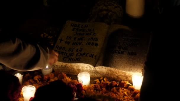 万圣节前夕的死亡图书与蜡烛 死亡日 Day Dead 是墨西哥的一个节日 在墨西哥各地庆祝 在这个多天的假期里 家人和朋友聚在一起为死去的朋友和家人祈祷和悼念 — 图库视频影像