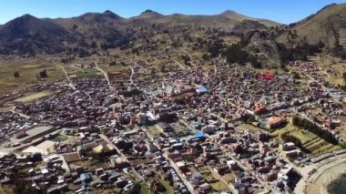 Copacabana 'nın Bolivya' daki Titicaca Gölü üzerindeki insansız hava aracı görüntüsü. Copacabana şehrinin üzerinde uçuyor, Titicaca Gölü kıyısında. Kasaba, Bolivya 'da turizm merkezi. Ayrıca Copacabana Bakiresi' nin ünlü Bazilikası olarak da bilinir..
