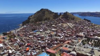 Copacabana 'nın Bolivya' daki Titicaca Gölü üzerindeki insansız hava aracı görüntüsü. Copacabana şehrinin üzerinde uçuyor, Titicaca Gölü kıyısında. Kasaba, Bolivya 'da turizm merkezi. Ayrıca Copacabana Bakiresi' nin ünlü Bazilikası olarak da bilinir..