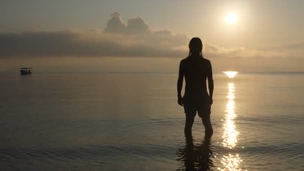 Młody Człowiek Paradise Beach Świcie Kąpiel Świcie Karaibskiej Plaży Wczesnym — Wideo stockowe