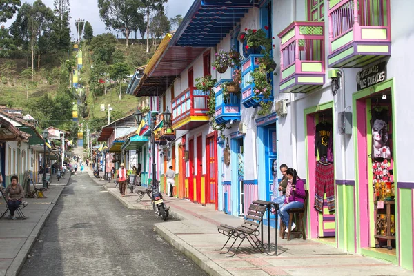 Salento, Colombia - 4 oktober 2016: Färgglada inredda hus jag — Stockfoto