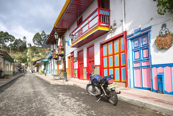 SALENTO, COLOMBIA - 4 DE OCTUBRE DE 2016: Casas decoradas de colores i —  Fotos de Stock