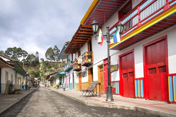 SALENTO, COLÔMBIA - OUTUBRO 4, 2016: Casas coloridas decoradas i — Fotografia de Stock