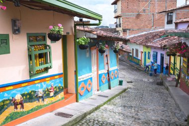 Guatape, Kolombiya - 11 Ekim 2016: Renkli sokakları ve dekor